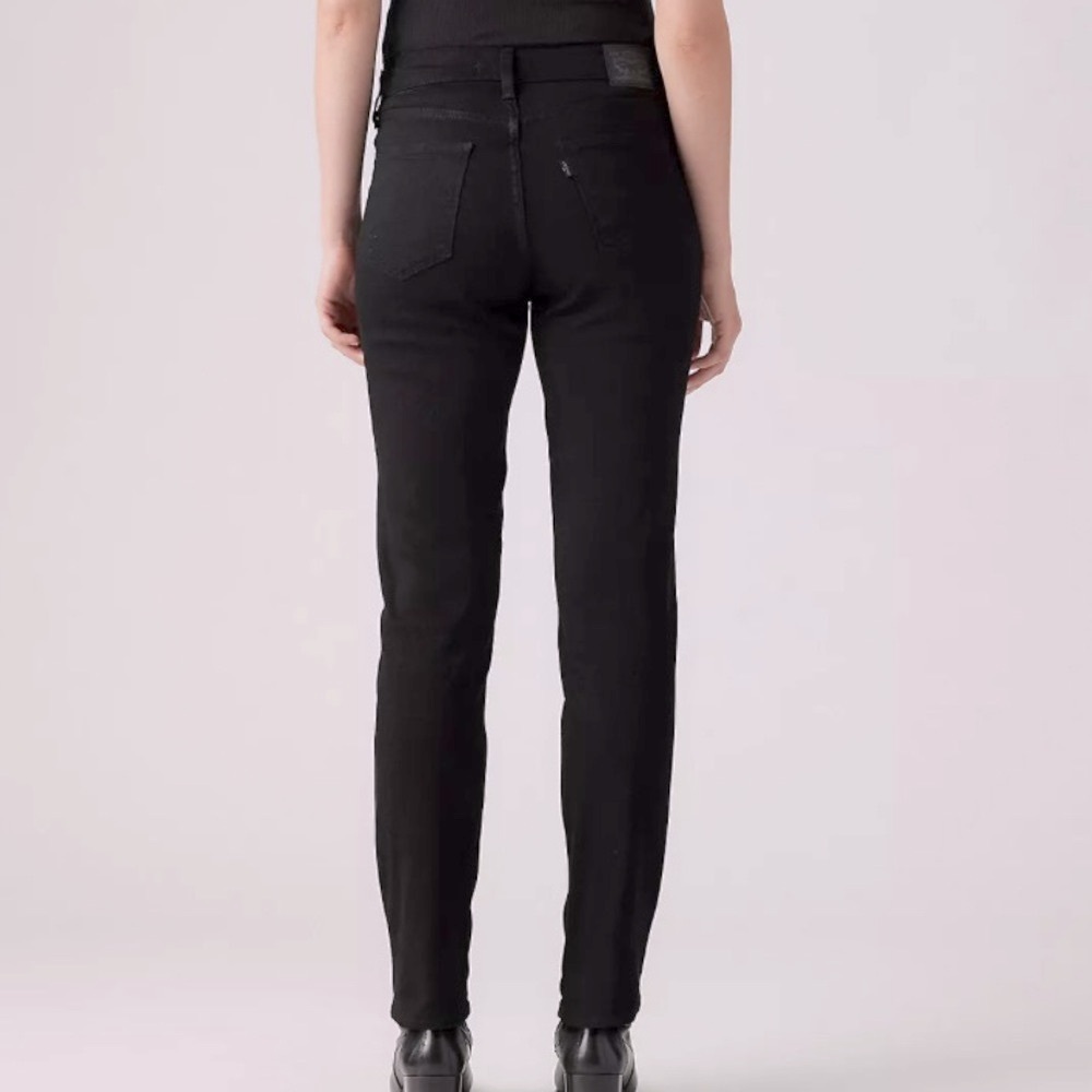 LEVI straight leg Jean